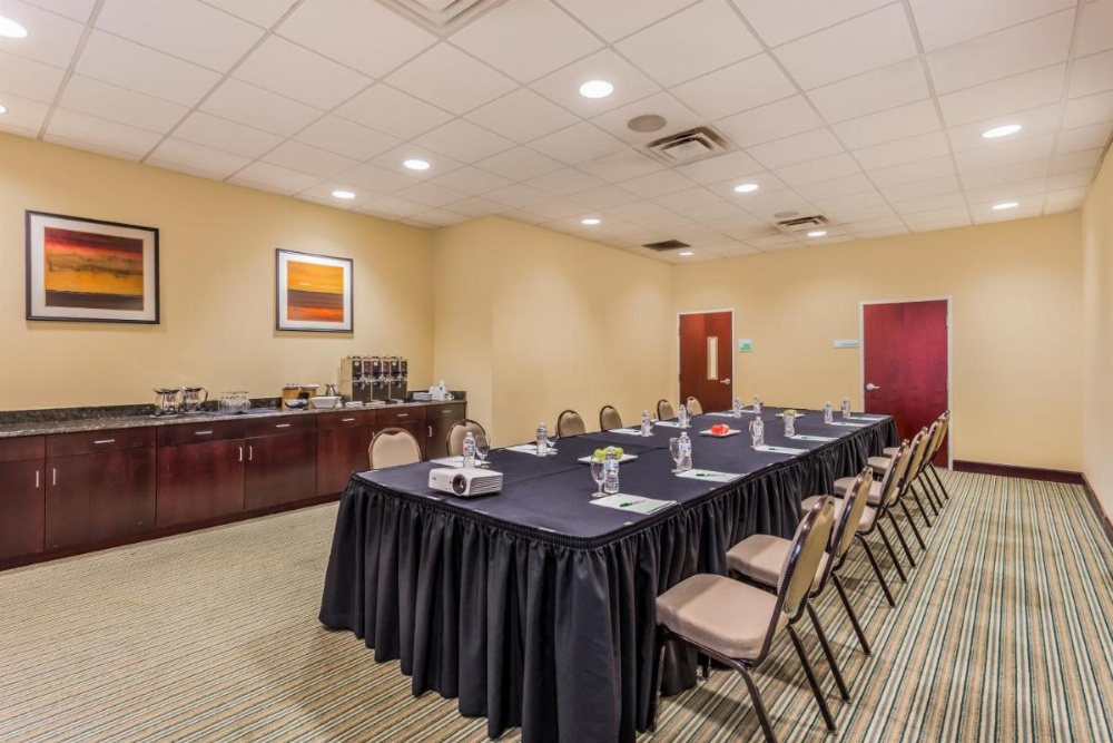 Holiday Inn Chicago North - Gurnee Image 11